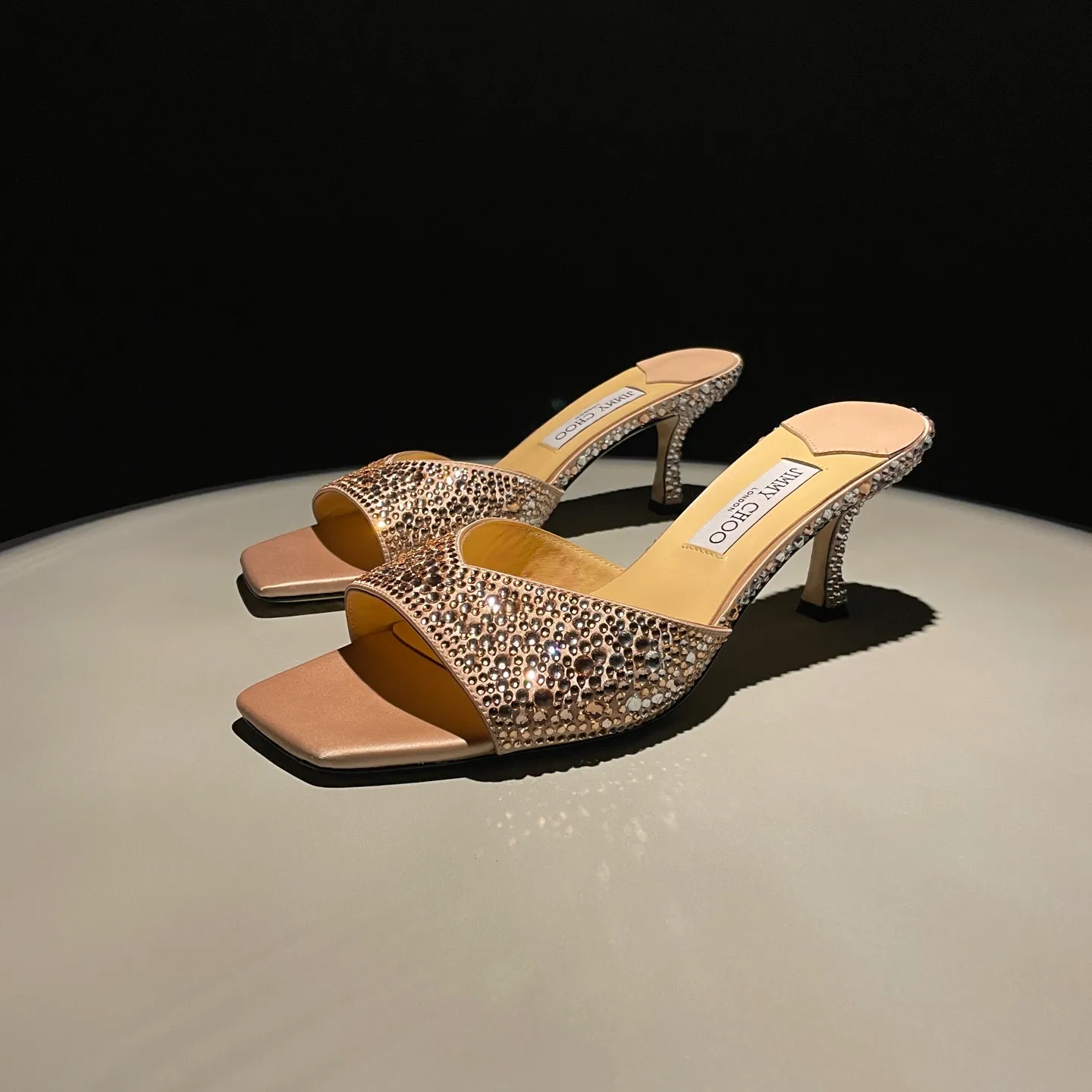 👟👟Ex-factory price 640👟👟 JIMMY CHOO A pair of high heels that can conquer all men👠Easy to wear and versatile, a must-have item for the annual meeting🥂Bilng Bilng is so beautiful that no one can breathe. Material: silk hot diamond gradient champagne color🍸Sheepskin lining Italian leather outsole 2 colors for sale: champagne white Size: 34-40 (41 42 43 (Customized)) Height 7cm, packed at the same time at the counter!
